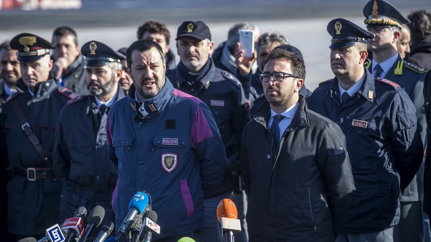 Dopo Battisti riparte la caccia: "Riscontri su decine di altri terroristi"