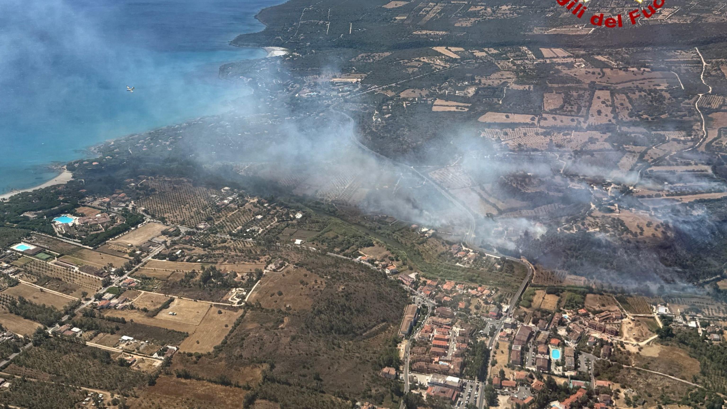 Incendi in Sardegna: fiamme a Orosei, evacuati resort e case. Allerta rossa sulla costa orientale