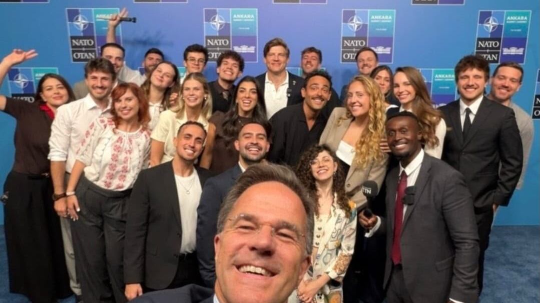 Il selfie di Rutte con gli influencer della GenZ