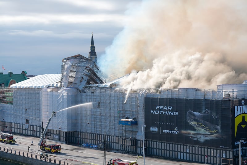 Danimarca, incendio alla vecchia Borsa di Copenhagen: "Come Notre Dame" 4
