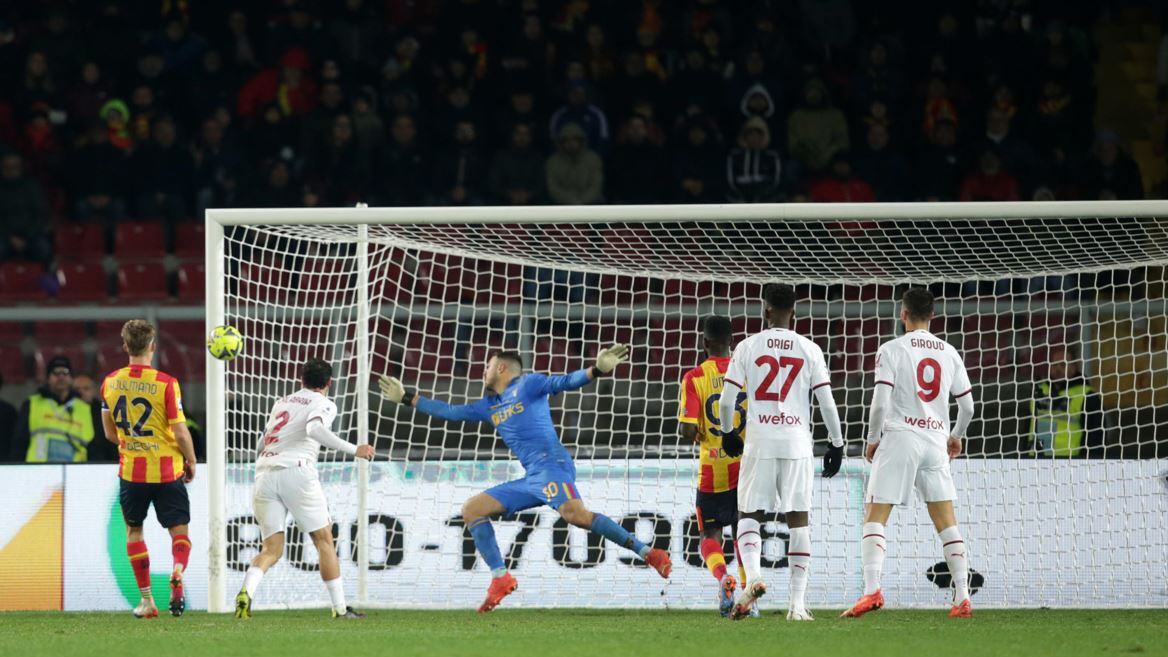 Il Milan non sa più vincere: 2-2 in rimonta sul Lecce. Il Napoli vola a +9