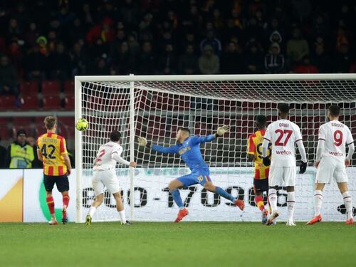 Il Milan non sa più vincere: 2-2 in rimonta sul Lecce. Il Napoli vola a +9
