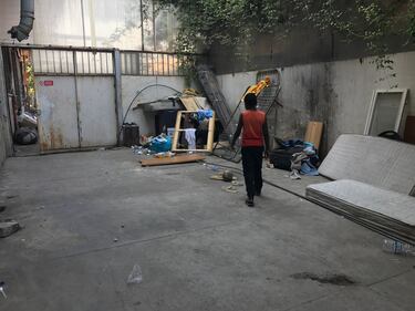 Roma, centinaia di migranti accampati in strada dopo lo sgombero dei palazzi occupati 11