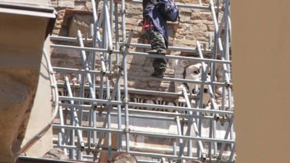 Disoccupato strangola la moglie e tenta il suicidio tagliandosi i polsi