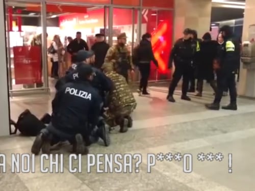 I passanti difendono il nigeriano in manette. I poliziotti: "E a noi chi ci pensa?"