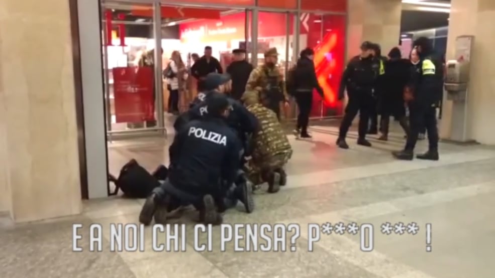 I passanti difendono il nigeriano in manette. I poliziotti: "E a noi chi ci pensa?"