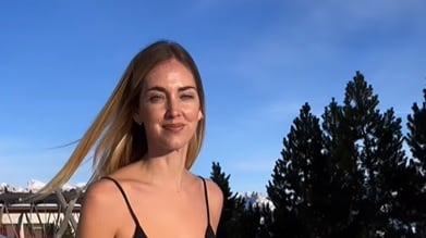 "Il mondo va avanti a cul..". Ferragni seminuda: il web si scatena