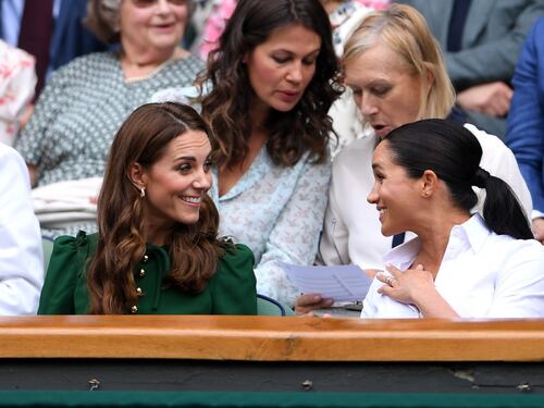 Il silenzioso potere della Corona che protegge Kate e non Meghan