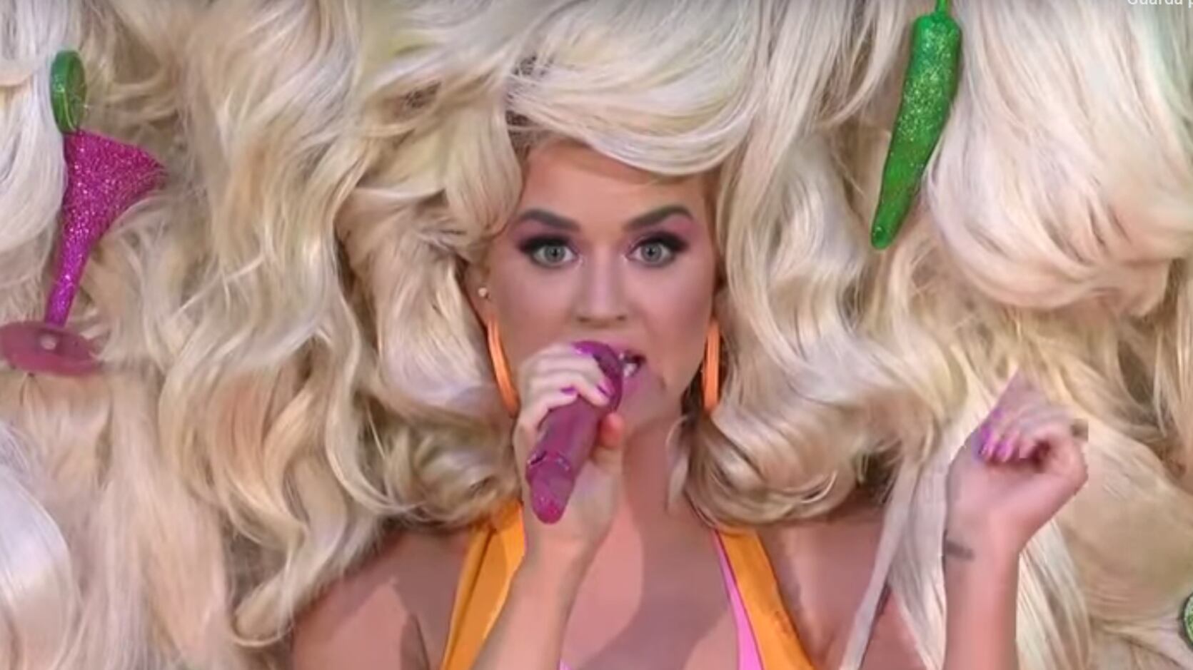 Le 76 parrucche di Katy Perry scatenano gli hater: “Dilettante, farò meglio di te!”
