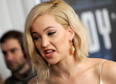 Jennifer Lawrence senza reggiseno alla première di Joy 5
