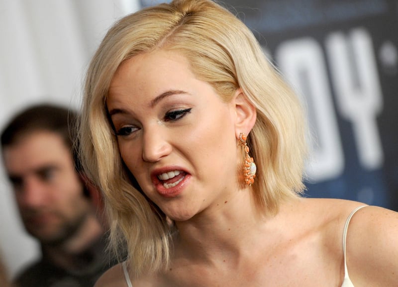 Jennifer Lawrence senza reggiseno alla première di Joy 5