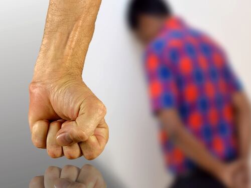 Bari, vinto dalla gelosia prende a martellate l'amico e rapisce la ragazza