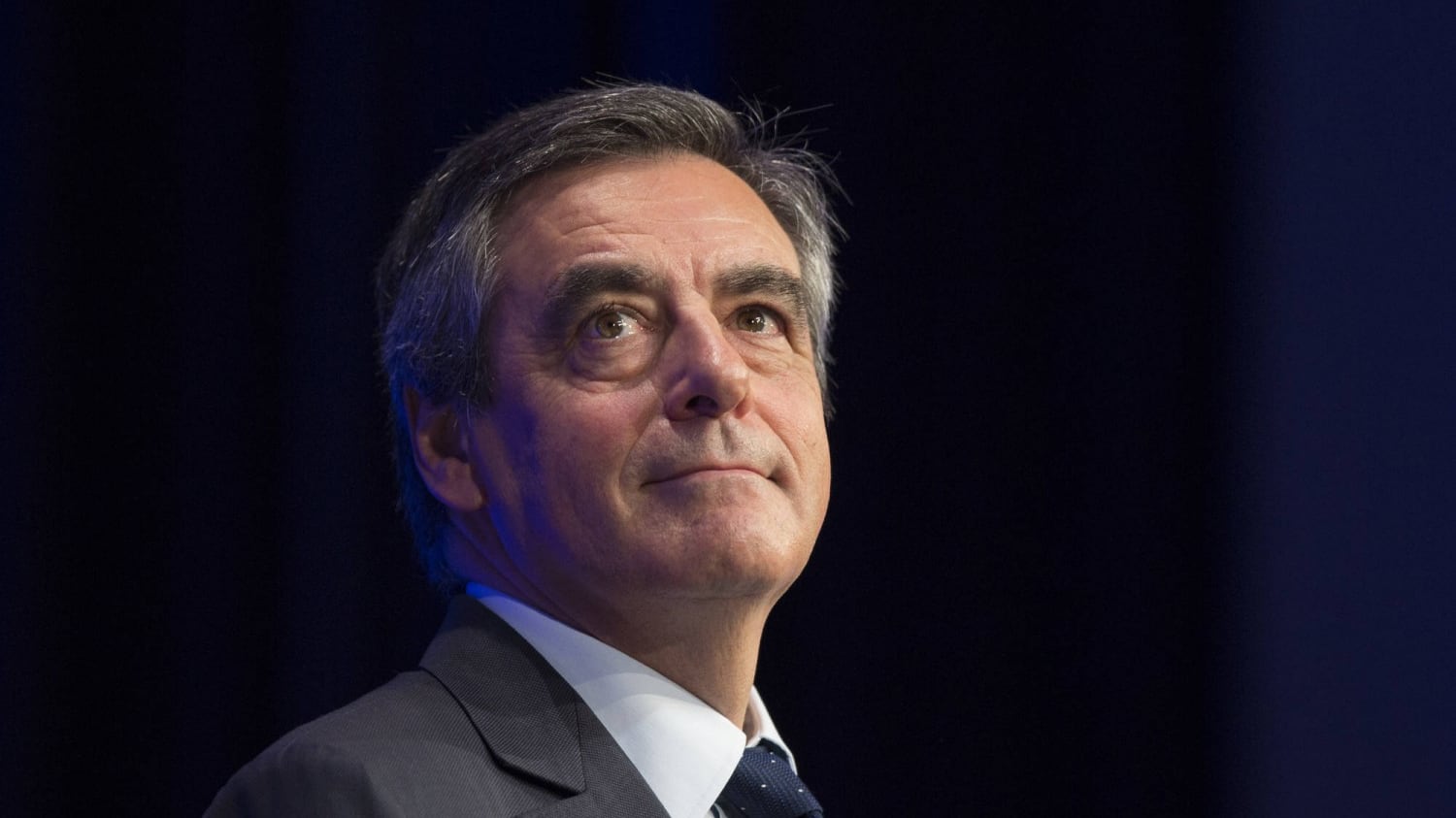 Nuova bufera su Fillon: "Abiti in regalo per 48.500 euro"