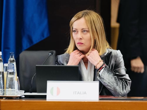 Meloni: "Un sistema che ho denunciato". E Fdi affonda sul Pd: sodali, non solidali