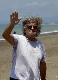 Grillo in riva al mare con una corona di spine 9