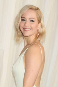 Jennifer Lawrence senza reggiseno alla première di Joy 2