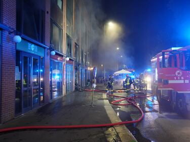 Vigili del fuoco a lavoro per spegnere l'incendio in un magazzino cinese a Milano 8