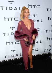 Beyoncé Knowles, seno in vista e scollo mozzafiato a New York 25