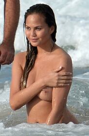 La modella Chrissy Teigen completamente nuda 11