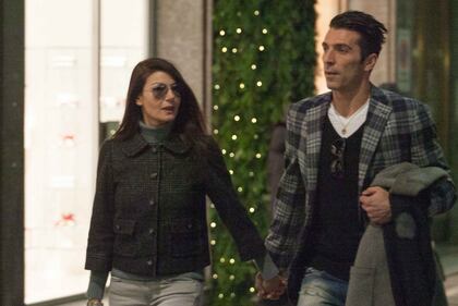 Buffon e la D'Amico fanno shopping in via Montenapoleone 12