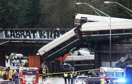 Seattle, treno deraglia e precipita sull'autostrada 10