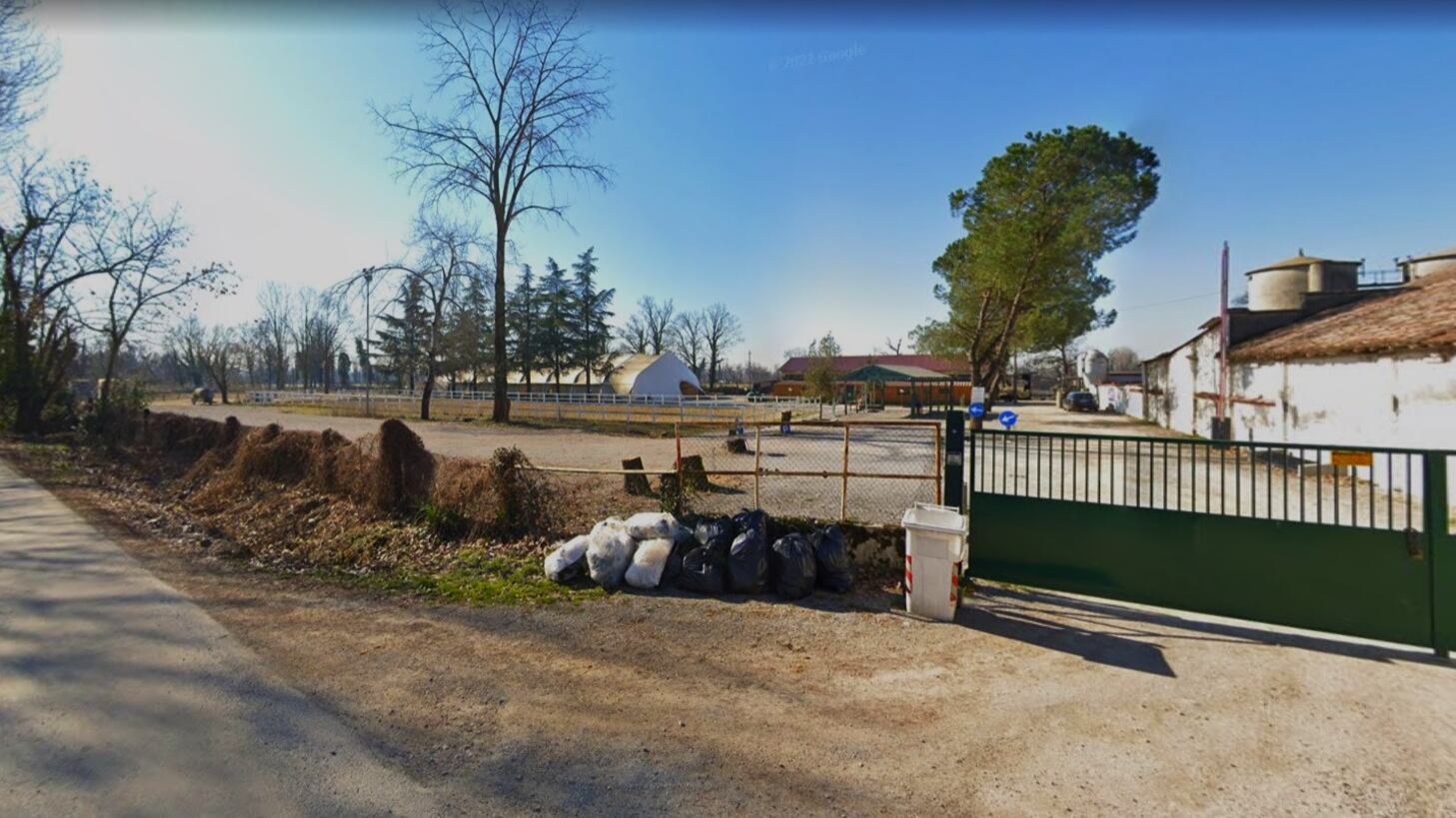 Cade da cavallo in una scuderia del milanese: ragazza di 23anni in gravissime condizioni