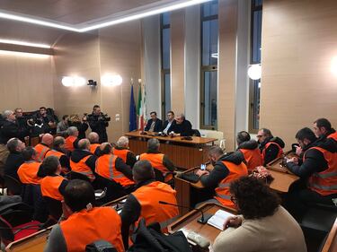 I gilet arancioni in piazza a Bari 9