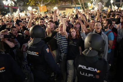 Valencia, manifestanti in strada contro la gestione Mazòn 1
