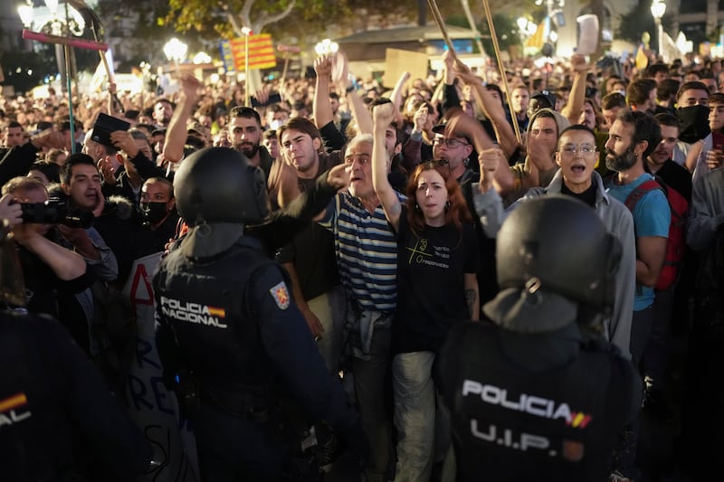 Valencia, manifestanti in strada contro la gestione Mazòn 1