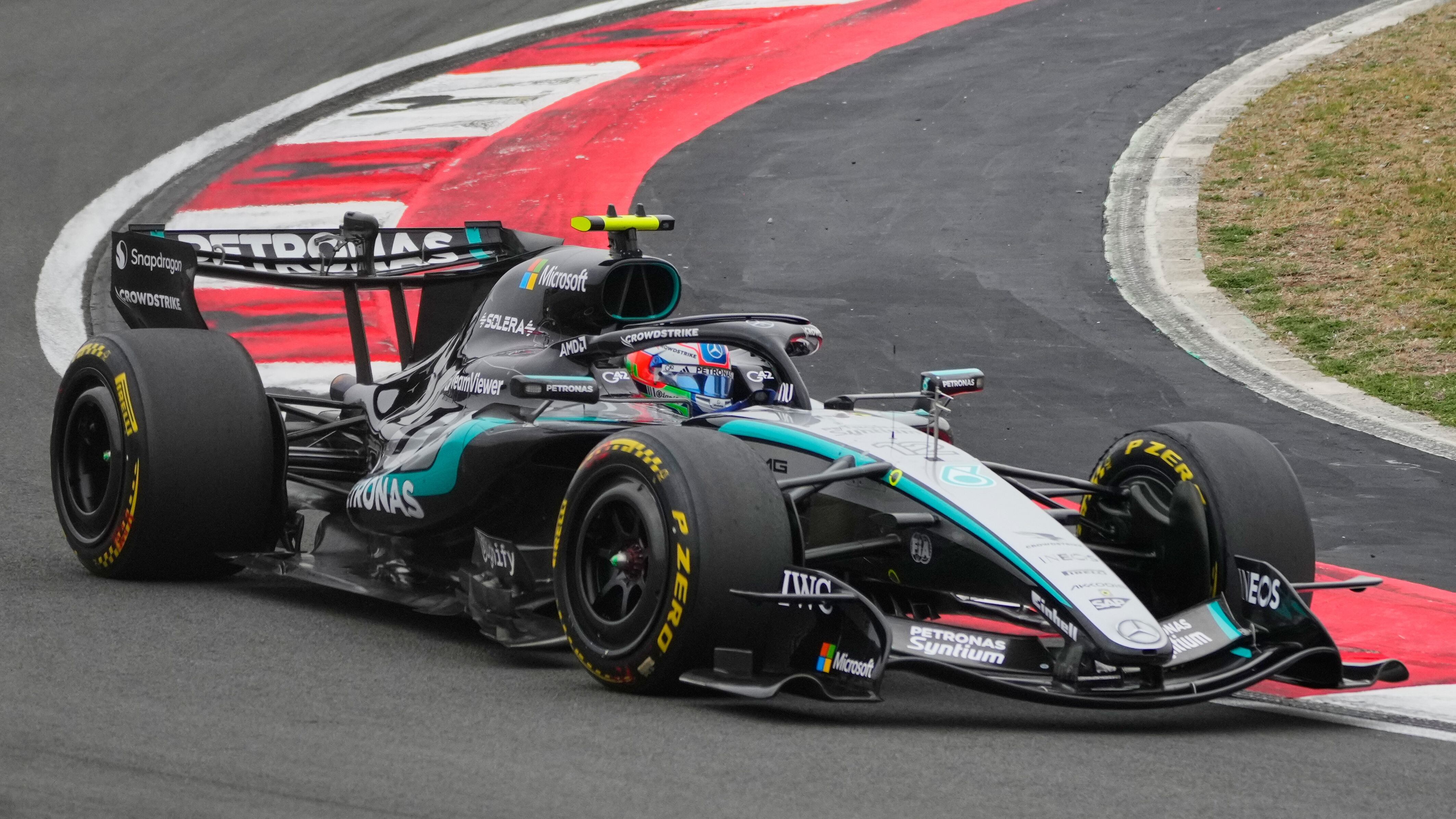 F1, Kimi Antonelli trionfa in Cina, il primo italiano 20 anni dopo Fisichella. Hamilton 3°