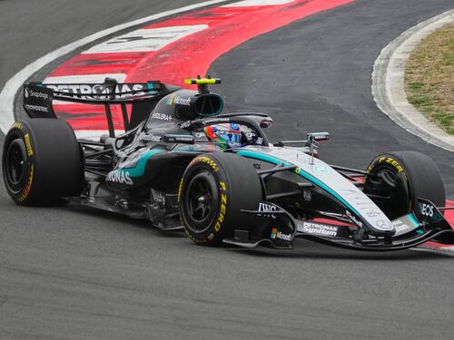 F1, Kimi Antonelli trionfa in Cina, il primo italiano 20 anni dopo Fisichella. Hamilton 3°