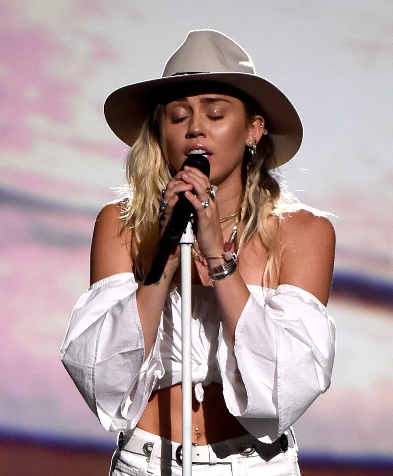 Miley Cyrus e Liam Hemsworth, le foto della coppia  16
