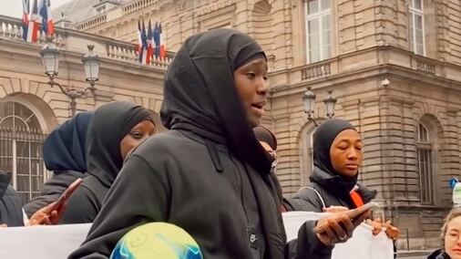 "Il velo in campo? Un diritto". Se i macronisti difendono l'islamizzazione dello sport