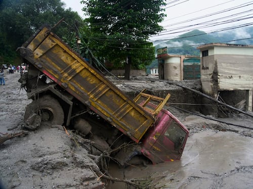 Alluvione in Nepal, il bilancio sale a 475 morti e più di 1.400 dispersi. Oltre 100 persone bloccate in un tunnel di un cantiere idroelettrico, si cerca di salvarli