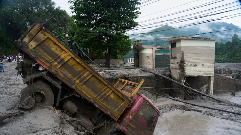 Alluvione in Nepal, il bilancio sale a 489 morti e 2.381 dispersi. Oltre 100 persone bloccate in un tunnel di un cantiere idroelettrico, si cerca di salvarli