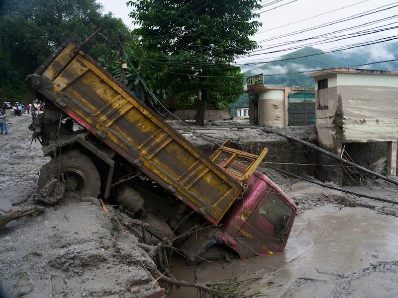 Alluvione in Nepal, il bilancio sale a 469 morti e più di 1.400 dispersi. Oltre 100 persone bloccate in un tunnel di un cantiere idroelettrico, si cerca di salvarli