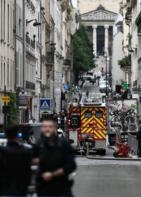 Parigi, uomo armato prende tre ostaggi 3