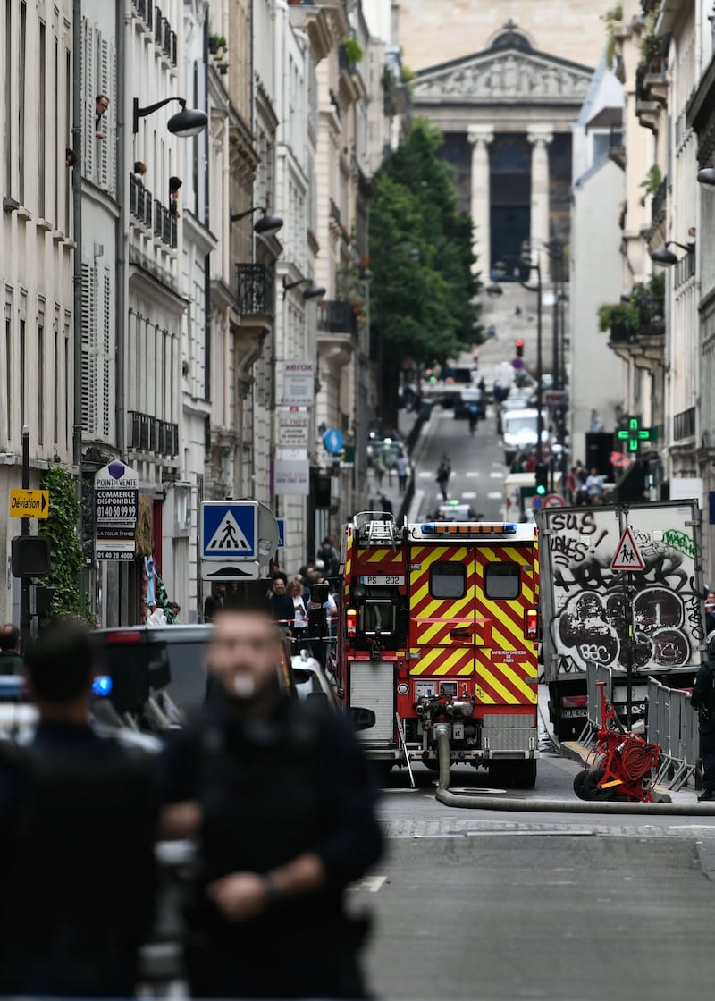 Parigi, uomo armato prende tre ostaggi 3