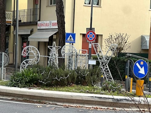 "Siamo ancorati ai principi antifascisti". E il Comune fa sostituire la luminaria "Xmas"