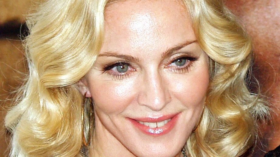 Madonna choc su Maluma "Non era previsto ma leccherei ancora i suoi piedi"