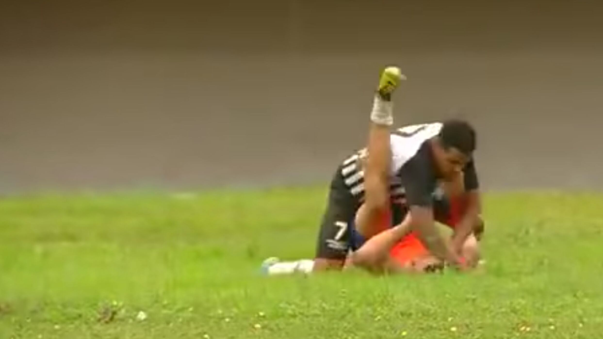 Il raccattapalle esulta per il gol. Il giocatore lo massacra di botte