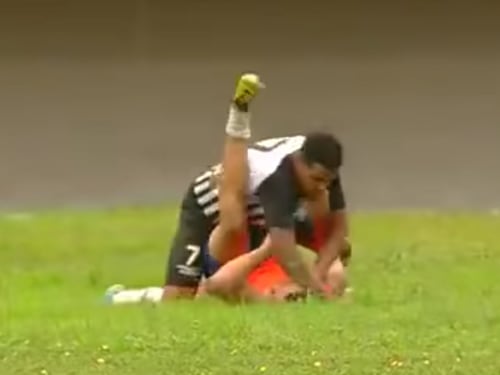 Il raccattapalle esulta per il gol. Il giocatore lo massacra di botte