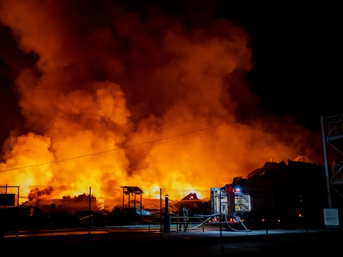 Esplosioni nella notte a Kiev. E l’Ucraina risponde con 600 droni contro Mosca: tre feriti. Caccia spagnolo abbatte un drone nello spazio aereo romeno