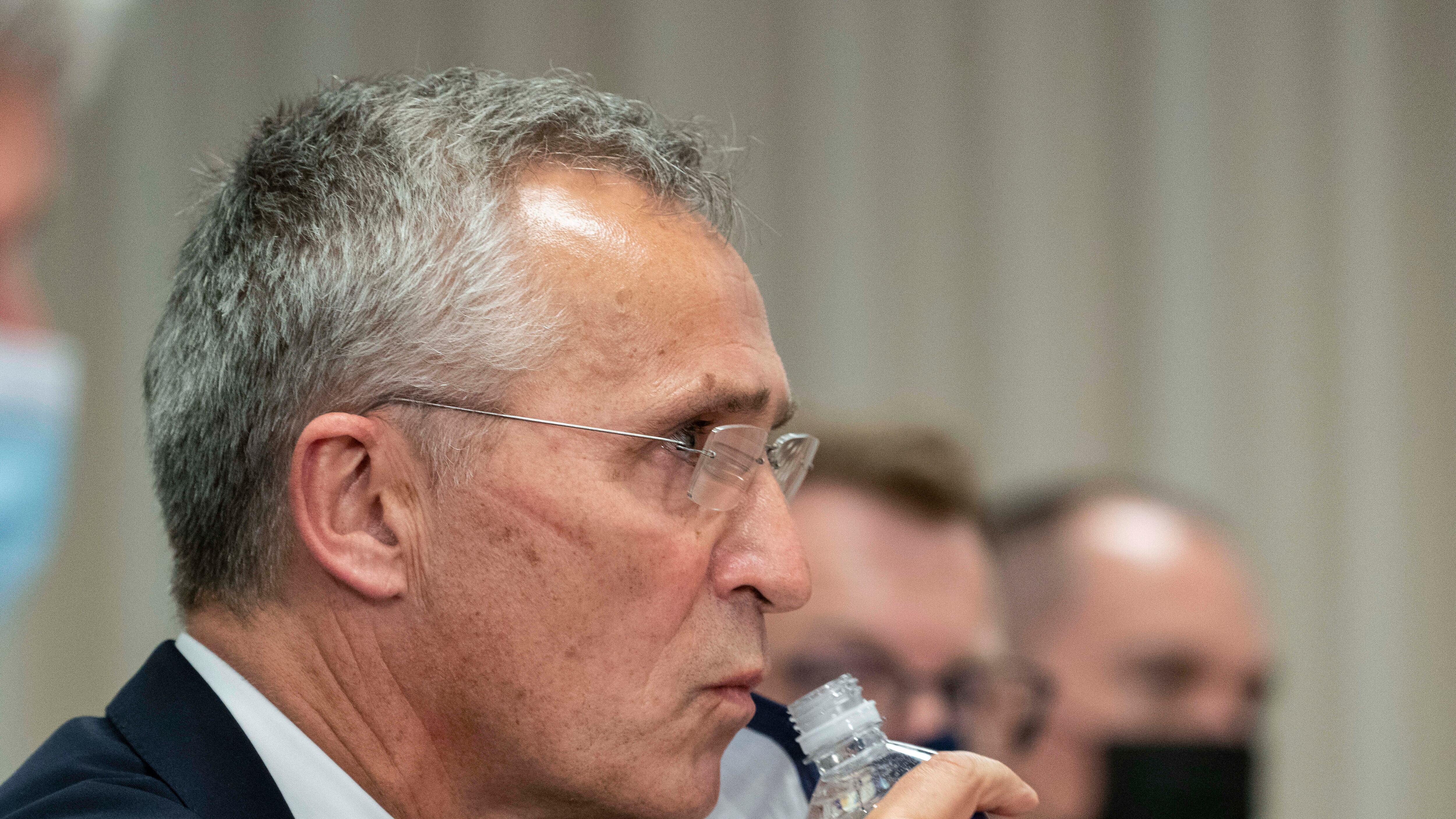 La Nato caccia 8 diplomatici russi: spie e killer. Draghi all'Ue: "Oggi è marginale nell'Alleanza"