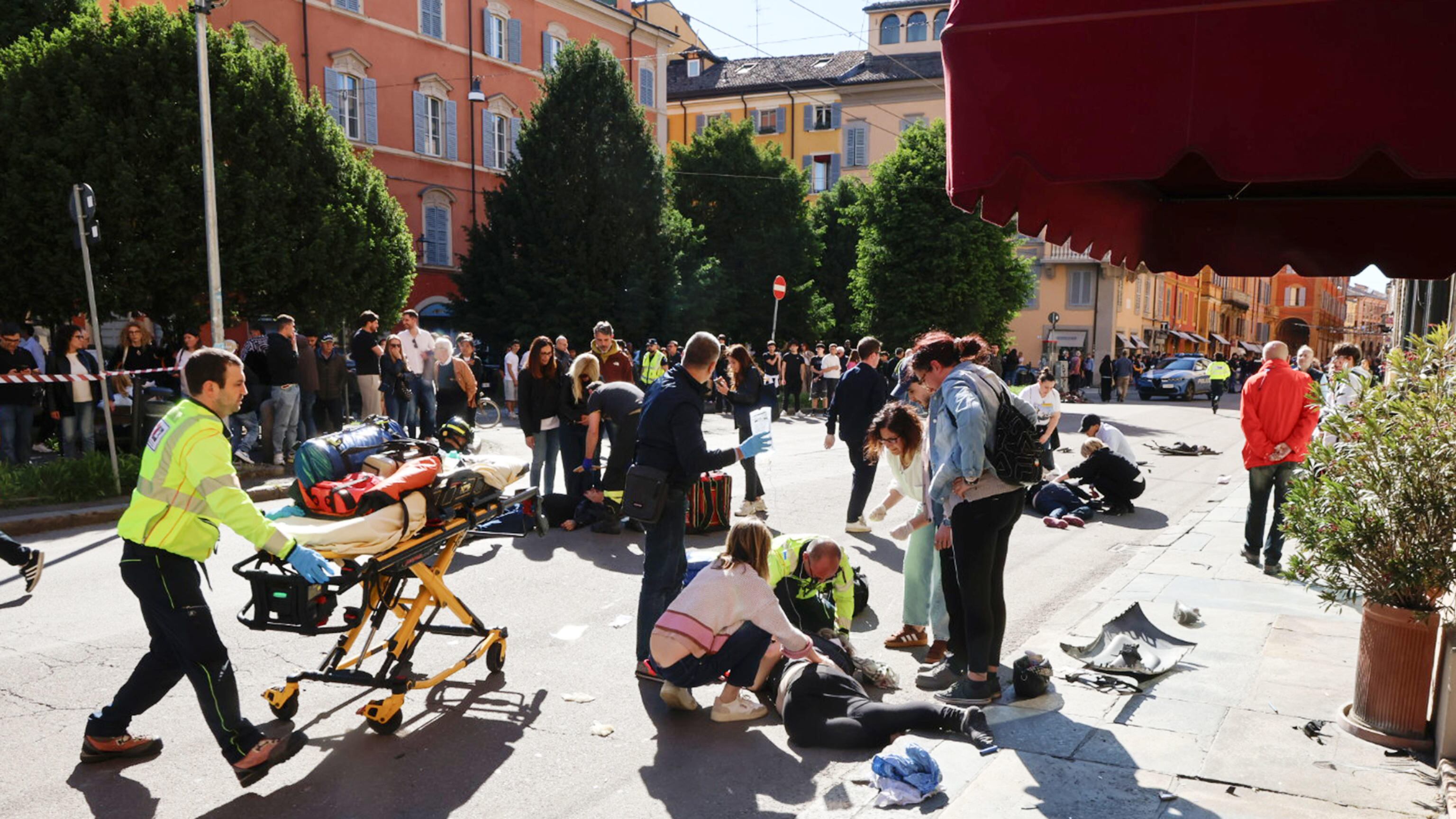 Auto sulla folla a Modena, Salvini: "Stop permessi di soggiorno". Tajani: "El Koudri è italiano"