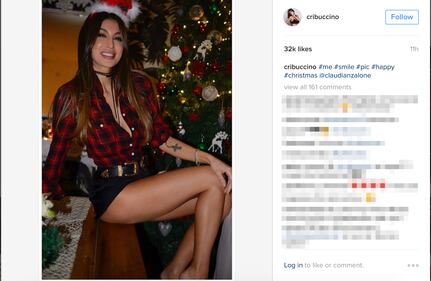 Cristina Buccino, gambe hot sotto l'albero di Natale 2