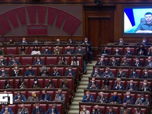 Quei banchi 5s vuoti. Scoppia la rivolta sul caso Petrocelli. Totale assenti: 350