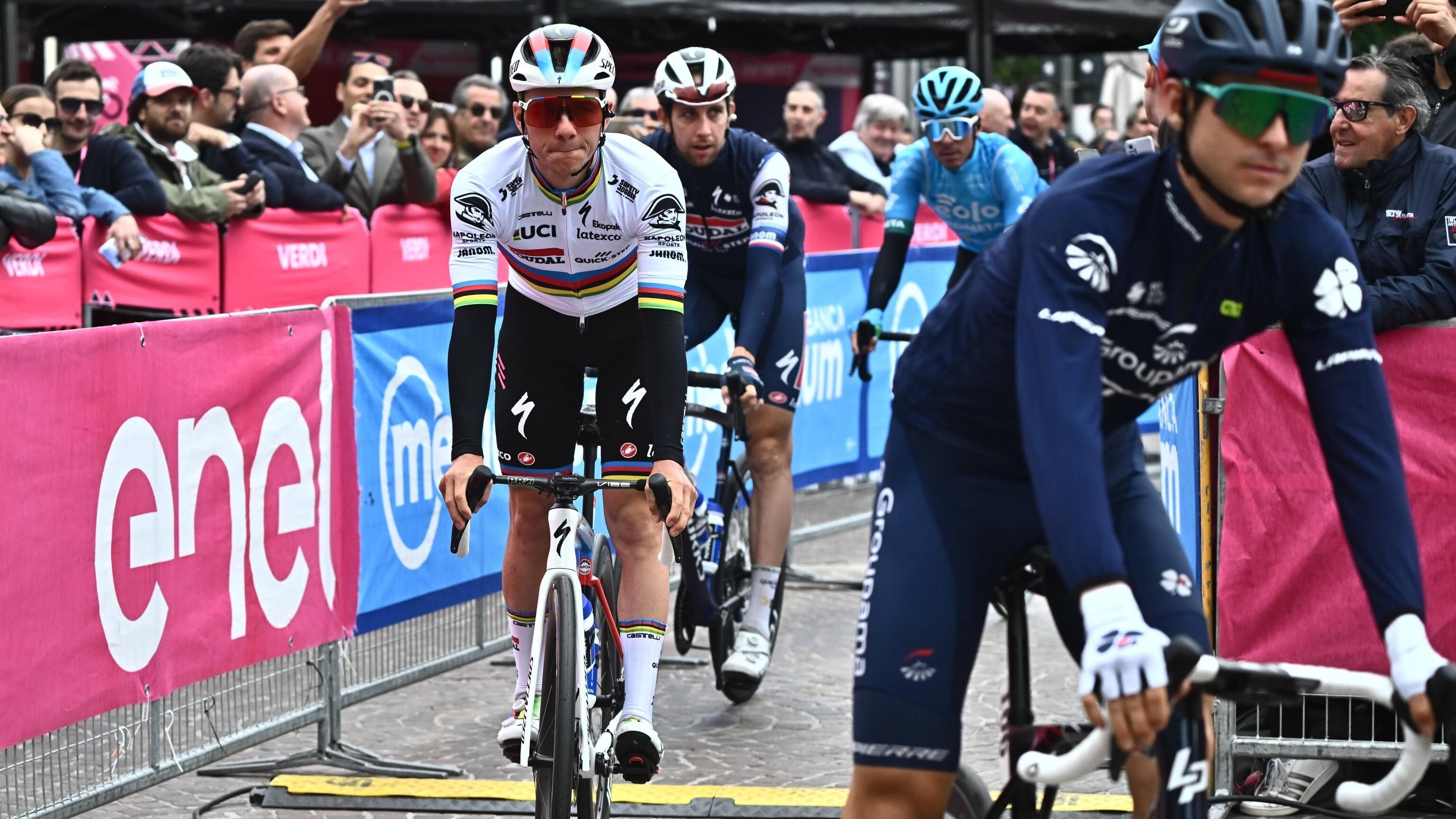 Giro, Evenepoel contro Roglic nella cronometro. Chi sono i favoriti e dove vederla in tv