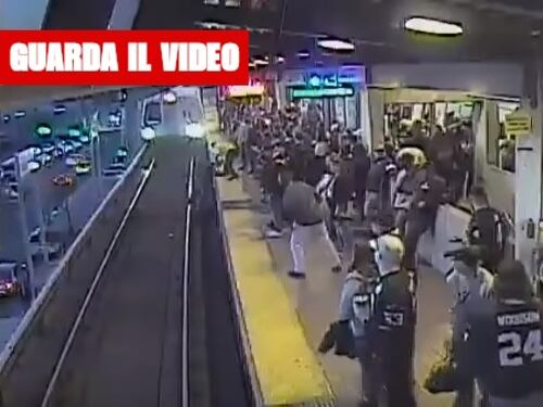 Cade sui binari mentre arriva il treno: salvato per miracolo