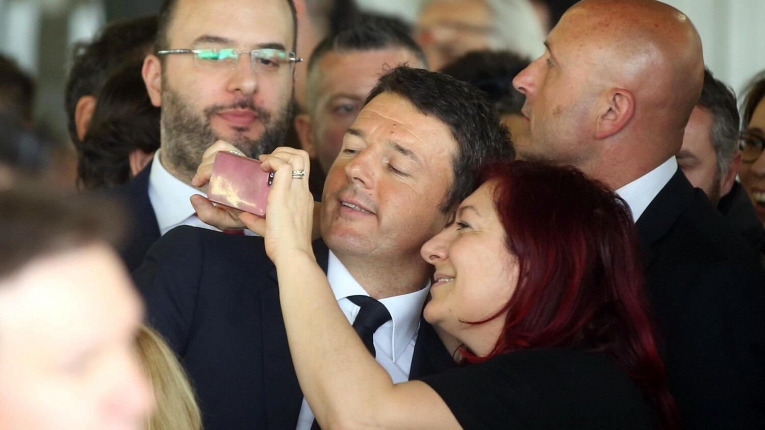 Il premier si smarca dal voto ma in vista dei ballottaggi prepara le mance elettorali